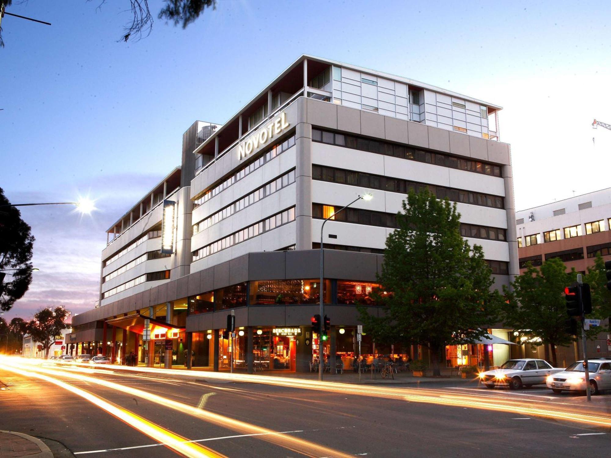 Novotel Canberra Exterior foto