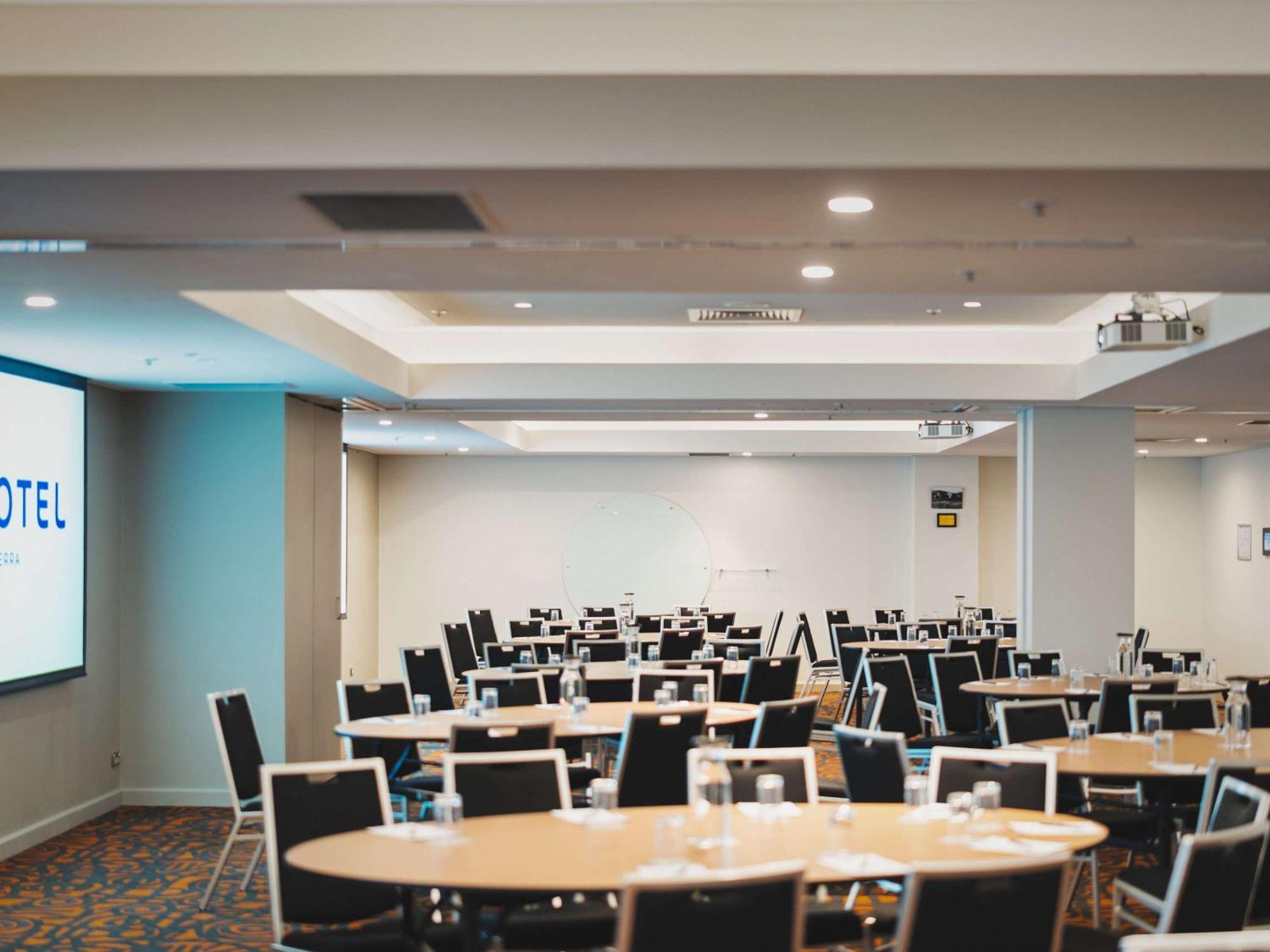 Novotel Canberra Exterior foto