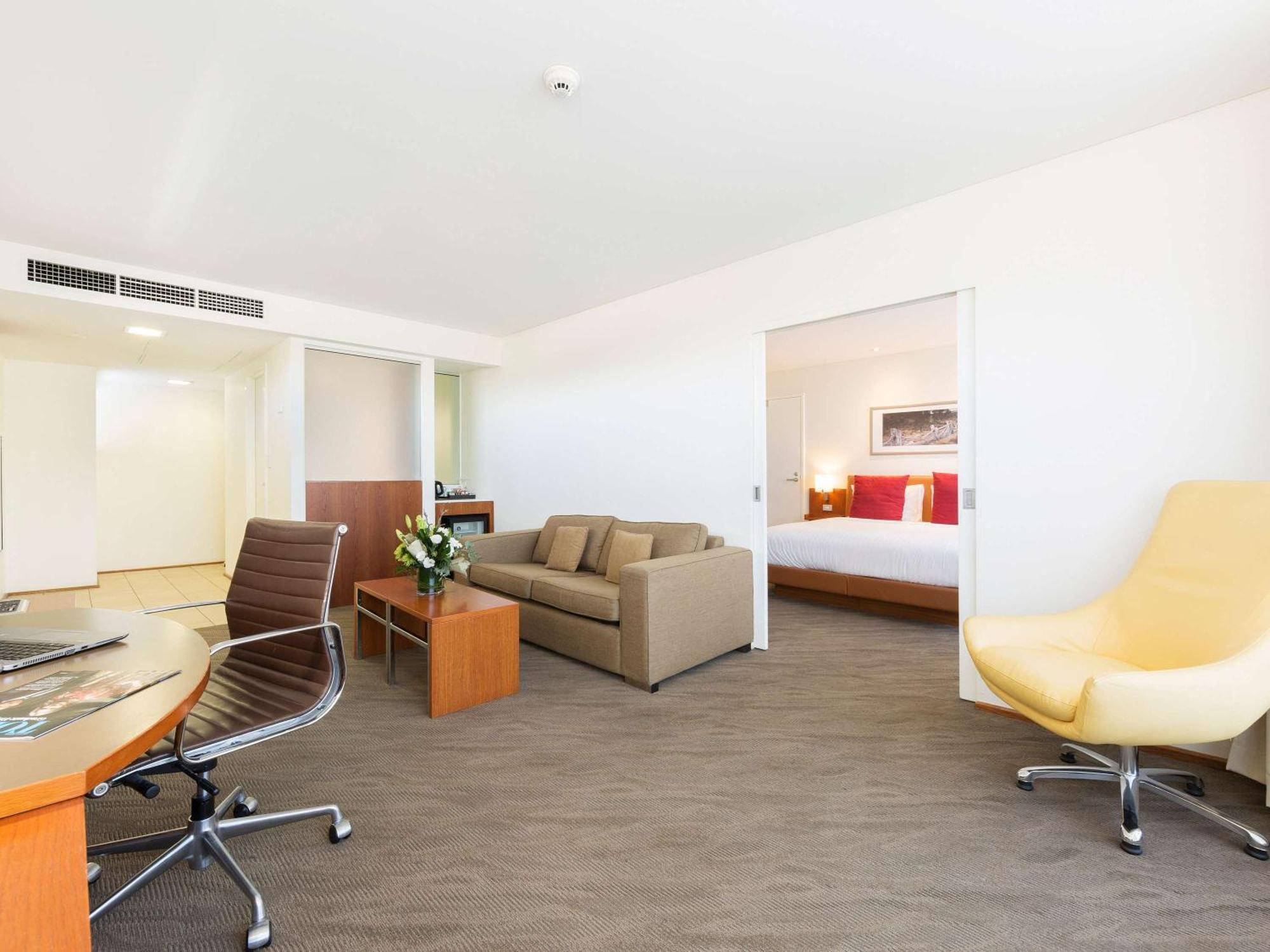 Novotel Canberra Exterior foto
